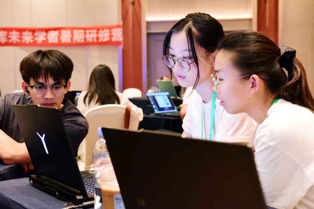 研修营小组成员开展碳核算项目工作
