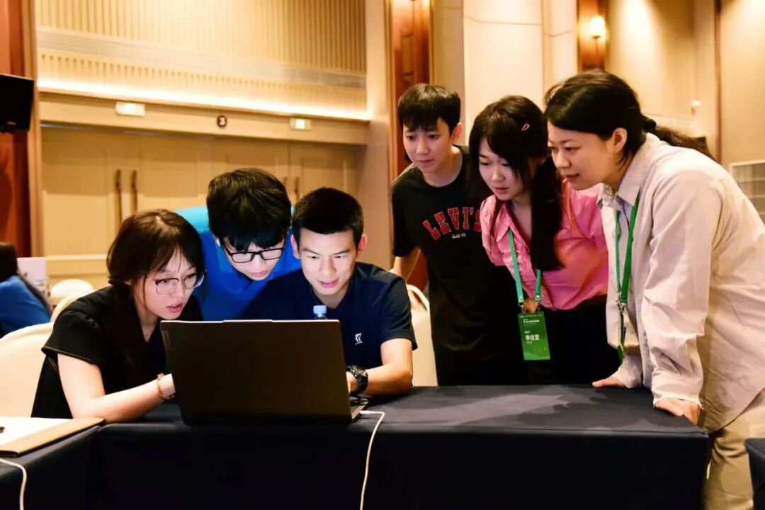 研修营小组研讨现场之一
