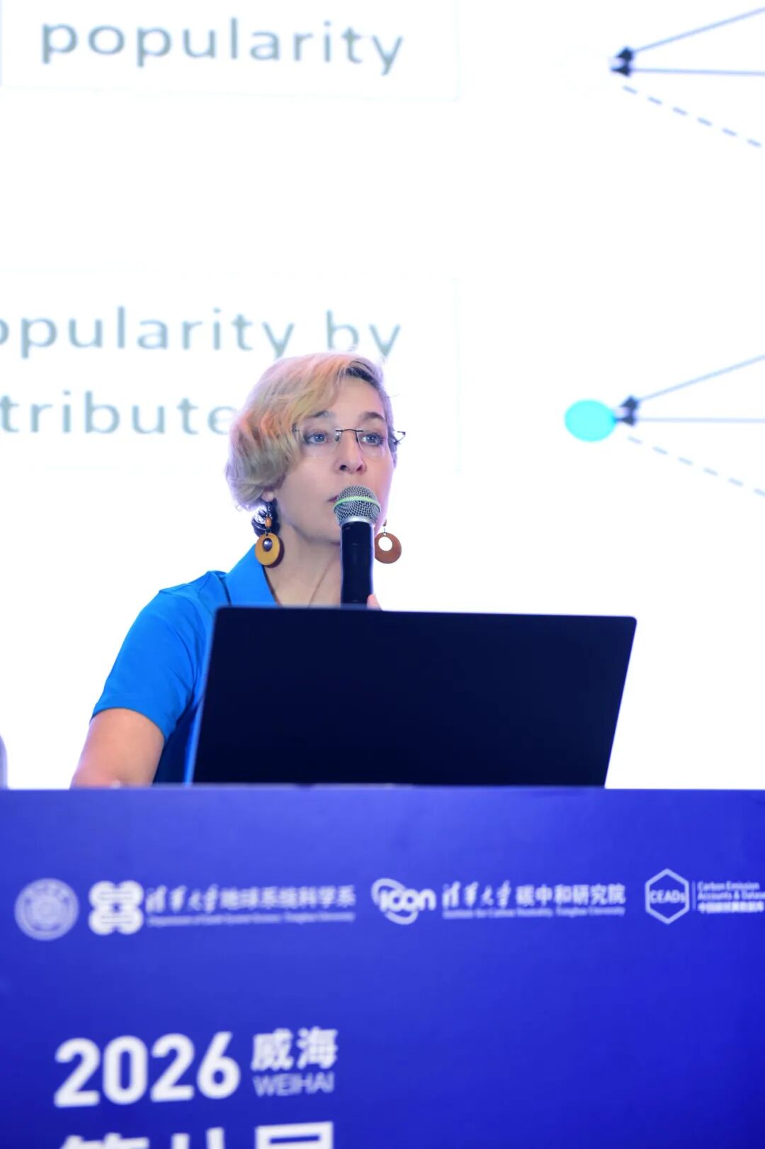 研究显示，尽管中国已经处于全球贸易网络的重要位置，但在美国消费驱动的供应链中，中国获得的本地财富份额相对较低，却承担了较高的碳排放份额。这一现象