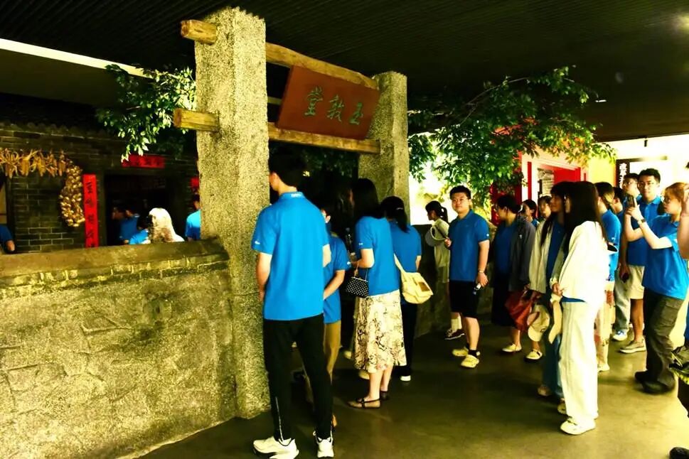 参观过程中，营员们认真聆听讲解，不时驻足凝视展品，被先辈们在极端困难条件下仍坚持斗争的事迹深深打动。在记忆馆序厅，营员们合影留念。大家纷纷表示，