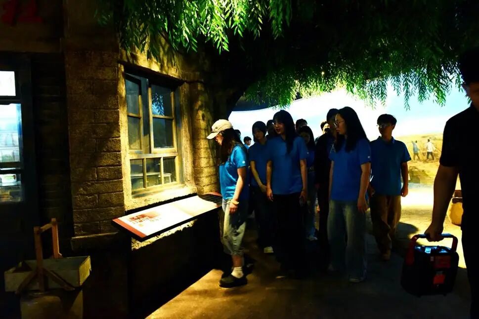 参观过程中，营员们认真聆听讲解，不时驻足凝视展品，被先辈们在极端困难条件下仍坚持斗争的事迹深深打动。在记忆馆序厅，营员们合影留念。大家纷纷表示，