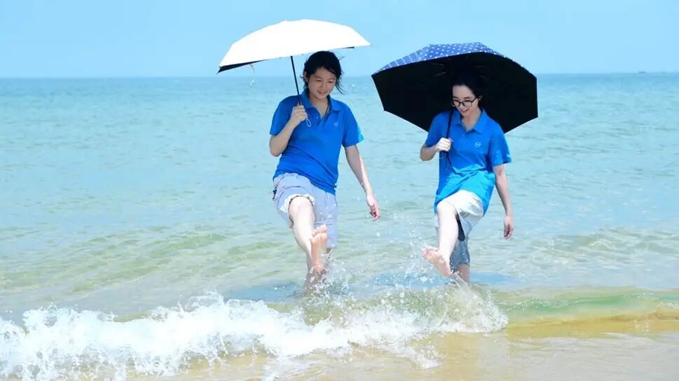 11时30分，大家再次乘车前往那香海旅游度假区。中午12时至下午2时30分，营员们在那香海自由活动，或漫步沙滩，或品尝当地美食，或三五成群交流夏