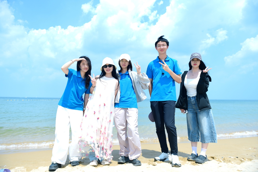 11时30分，大家再次乘车前往那香海旅游度假区。中午12时至下午2时30分，营员们在那香海自由活动，或漫步沙滩，或品尝当地美食，或三五成群交流夏