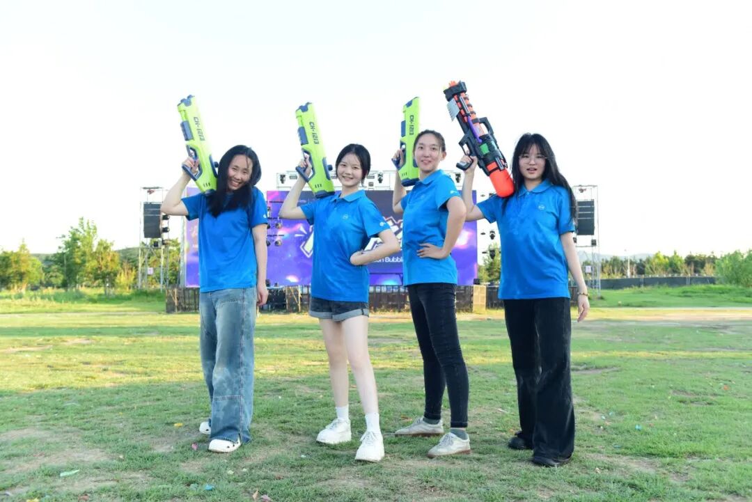 活动中，各小组既有默契配合，也有友好“对抗”：有人负责“正面冲锋”，有人负责“后勤供水”，更有临时指挥官制定战术。趣味竞赛不仅点燃了热情，更增强