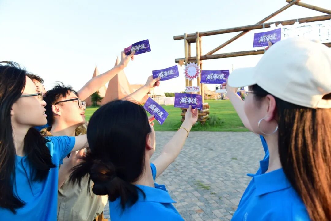 活动中，各小组既有默契配合，也有友好“对抗”：有人负责“正面冲锋”，有人负责“后勤供水”，更有临时指挥官制定战术。趣味竞赛不仅点燃了热情，更增强