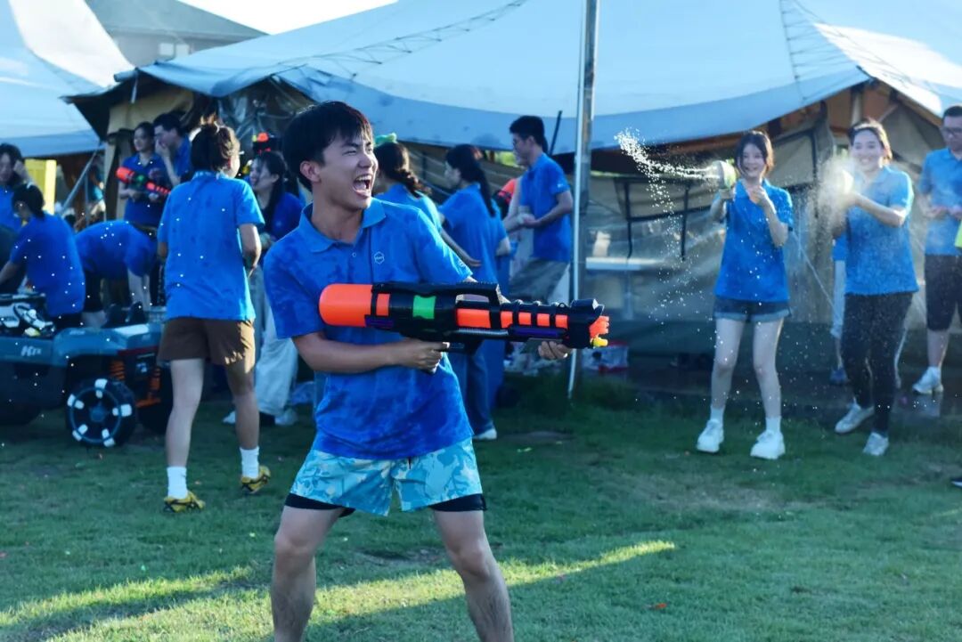 活动中，各小组既有默契配合，也有友好“对抗”：有人负责“正面冲锋”，有人负责“后勤供水”，更有临时指挥官制定战术。趣味竞赛不仅点燃了热情，更增强