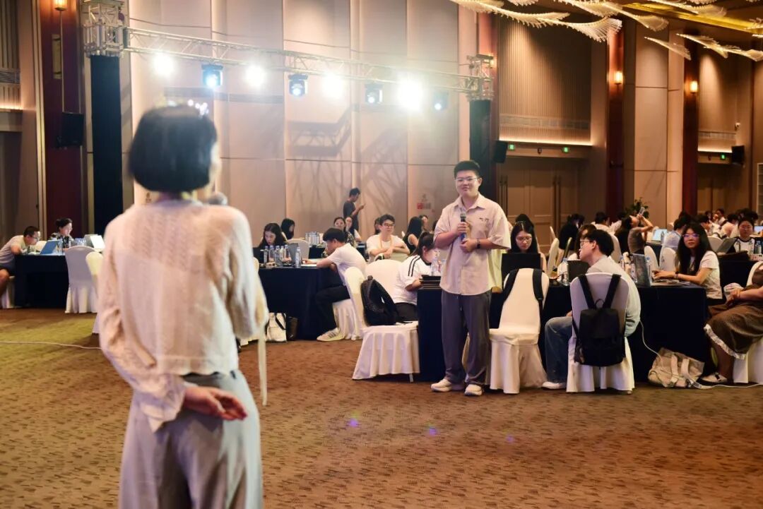 在结构与写作部分，她重点分享了搭建清晰有力叙事主线的方法，讲解了符合期刊规范、突出核心亮点的论文写作思路，针对性破解“ 只罗列方法、不见核心创新